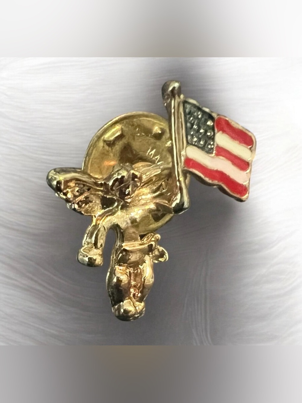 Angel Holding American Flag Gold Tone
Vintage Lapel Pin